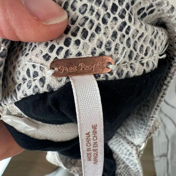 Free People Women's Ivory Snakeskin Print Mini Skirt Size 2 - Picture 9 of 12